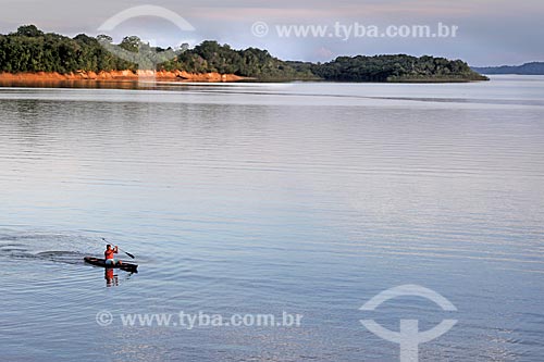  Ribeirinho navegando no Rio Uatumã  - Amazonas (AM) - Brasil