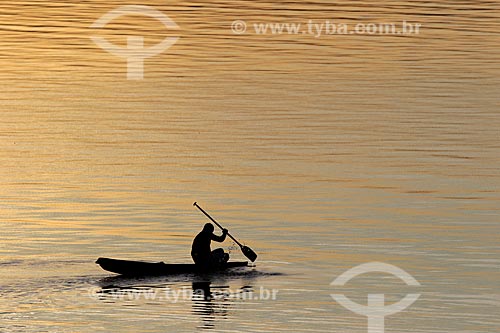  Silhueta de ribeirinho navegando no Rio Uatumã durante o pôr do sol  - Amazonas (AM) - Brasil