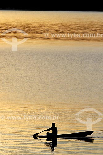  Silhueta de ribeirinho navegando no Rio Uatumã durante o pôr do sol  - Amazonas (AM) - Brasil