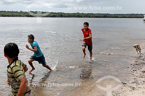  Crianças ribeirinhas brincando no Rio Uatumã  - Amazonas (AM) - Brasil