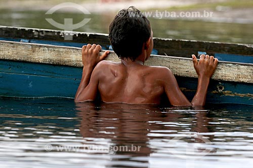  Menino ribeirinho nadando no Rio Uatumã  - Amazonas (AM) - Brasil