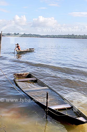  Canoa atracada às margens do Rio Uatumã  - Amazonas (AM) - Brasil