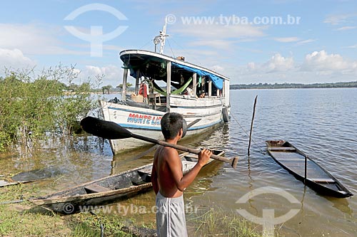 Barcos atracados às margens do Rio Uatumã  - Amazonas (AM) - Brasil