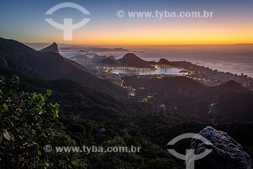  Vista do Cristo Redentor - à esquerda - com a Lagoa Rodrigo de Freitas a partir da Pedra da Proa durante o amanhecer  - Rio de Janeiro - Rio de Janeiro (RJ) - Brasil