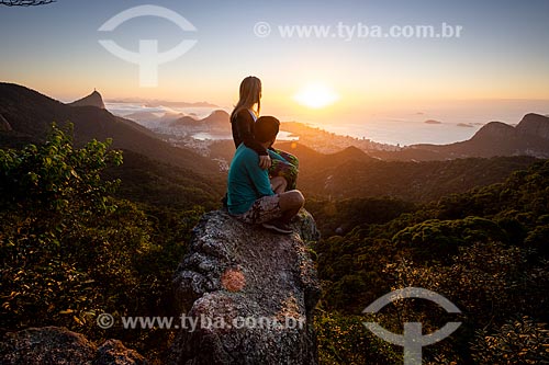  Casal observando a vista na Pedra da Proa durante o amanhecer  - Rio de Janeiro - Rio de Janeiro (RJ) - Brasil