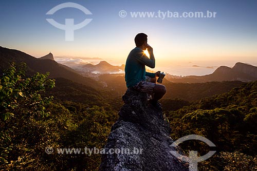  Homem observando a vista na Pedra da Proa durante o amanhecer  - Rio de Janeiro - Rio de Janeiro (RJ) - Brasil