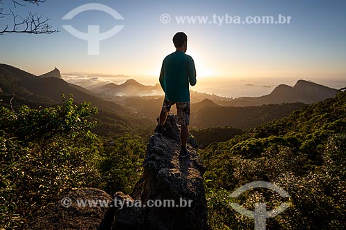 Homem observando a vista na Pedra da Proa durante o amanhecer  - Rio de Janeiro - Rio de Janeiro (RJ) - Brasil