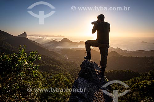 Fotógrafo na Pedra da Proa durante o amanhecer  - Rio de Janeiro - Rio de Janeiro (RJ) - Brasil