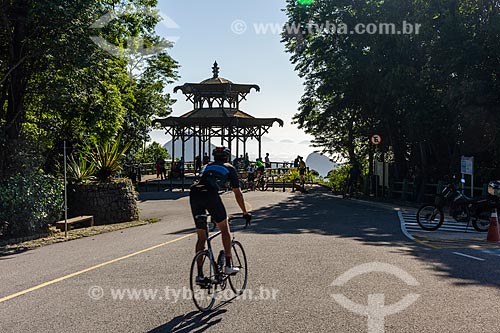  Ciclista na Estrada da Vista Chinesa com o Mirante da Vista Chinesa ao fundo  - Rio de Janeiro - Rio de Janeiro (RJ) - Brasil