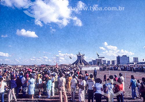  Pessoas durante missa campal na Catedral Metropolitana de Nossa Senhora Aparecida (1970) - também conhecida como Catedral de Brasília  - Brasília - Distrito Federal (DF) - Brasil