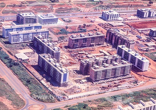  Foto aérea de prédios durante a construção de Brasília  - Brasília - Distrito Federal (DF) - Brasil