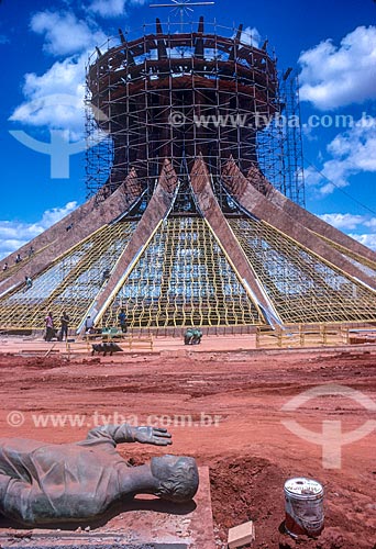  Foto aérea da Catedral Metropolitana de Nossa Senhora Aparecida (1970) - também conhecida como Catedral de Brasília - durante a construção de Brasília  - Brasília - Distrito Federal (DF) - Brasil