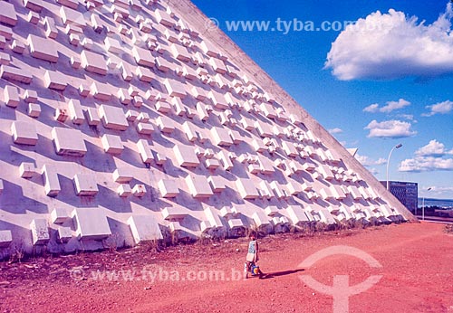  Menina caminhando próximo ao Teatro Nacional Cláudio Santoro durante a construção de Brasília  - Brasília - Distrito Federal (DF) - Brasil