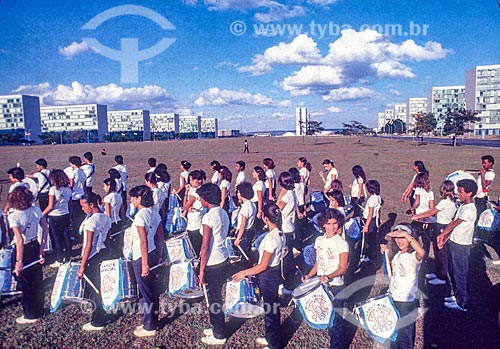  Banda marcial desfilando na Esplanada dos Ministérios com o Congresso Nacional ao fundo  - Brasília - Distrito Federal (DF) - Brasil
