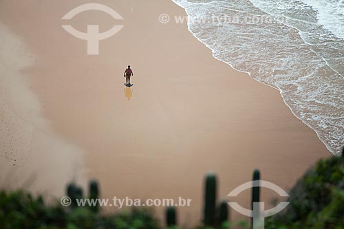  Banhista na orla da Praia de Geribá  - Armação dos Búzios - Rio de Janeiro (RJ) - Brasil