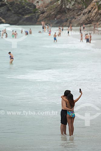  Casal fazendo uma selfie na orla da Prainha do Pontal do Atalaia  - Arraial do Cabo - Rio de Janeiro (RJ) - Brasil
