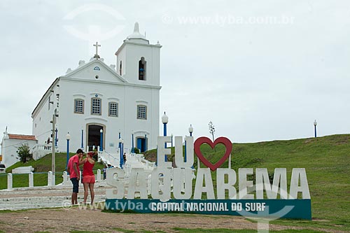  Letreiro com os dizeres: Eu Amo Saquarema com a Igreja Nossa Senhora de Nazareth (1837) ao fundo  - Saquarema - Rio de Janeiro (RJ) - Brasil