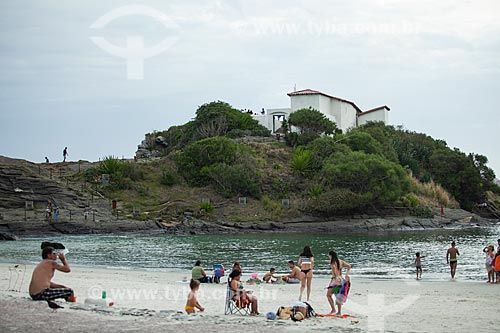  Banhistas na Praia do Forte com o Forte de São Matheus (1617) ao fundo  - Cabo Frio - Rio de Janeiro (RJ) - Brasil