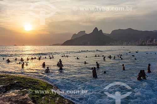  Banhistas na Praia do Arpoador durante o pôr do sol  - Rio de Janeiro - Rio de Janeiro (RJ) - Brasil