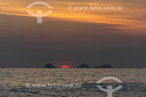 Vista do pôr do sol nas Ilhas Tijucas a partir da Praia do Arpoador  - Rio de Janeiro - Rio de Janeiro (RJ) - Brasil