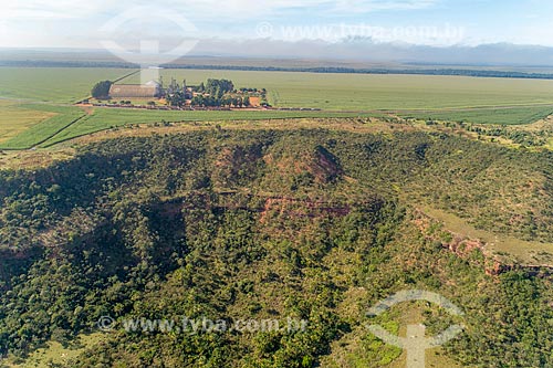  Foto feita com drone de armazém de fazenda em formação de arenito com vegetação típica do cerrado próximo à Rodovia GO-220  - Jataí - Goiás (GO) - Brasil