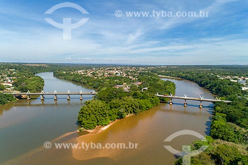  Foto feita com drone da ponte na Rodovia BR-070 com as cidades de Aragarças - à esquerda - Pontal do Araguaia e a Barra do Garças - à direita - divisa natural entre Mato Grosso e Goiás  - Barra do Garças - Mato Grosso (MT) - Brasil
