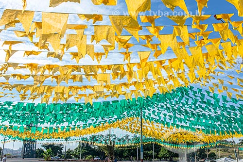  Praça Capim de Ouro decorada com bandeirinhas durante a Copa do Mundo 2018  - Itumbiara - Goiás (GO) - Brasil