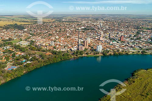  Foto feita com drone da cidade de Itumbiara com o Rio Paranaíba - divisa natural entre Goiás e Minas Gerais  - Itumbiara - Goiás (GO) - Brasil
