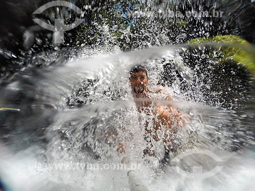  Homem fazendo uma selfie durante o banho em cachoeira da Área de Proteção Ambiental da Serrinha do Alambari  - Resende - Rio de Janeiro (RJ) - Brasil