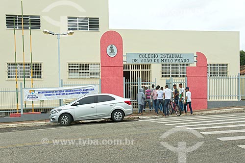  Alunos chegando ao Colégio Estadual Doutor João de Melo Prado  - Divina Pastora - Sergipe (SE) - Brasil
