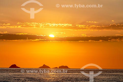  Vista do pôr do sol a partir da Praia de Ipanema com o Monumento Natural das Ilhas Cagarras ao fundo  - Rio de Janeiro - Rio de Janeiro (RJ) - Brasil