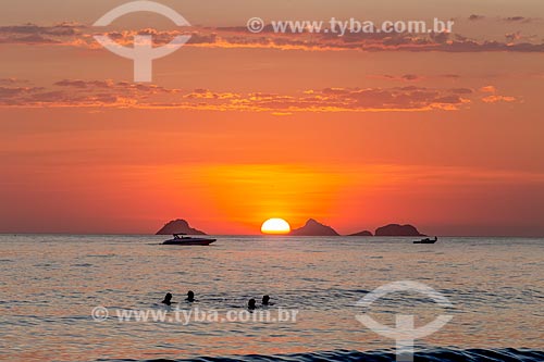  Banhistas na Praia de Ipanema durante o pôr do sol com o Monumento Natural das Ilhas Cagarras ao fundo  - Rio de Janeiro - Rio de Janeiro (RJ) - Brasil