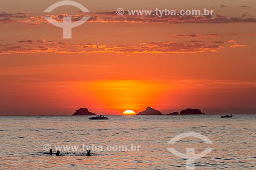  Banhistas na Praia de Ipanema durante o pôr do sol com o Monumento Natural das Ilhas Cagarras ao fundo  - Rio de Janeiro - Rio de Janeiro (RJ) - Brasil