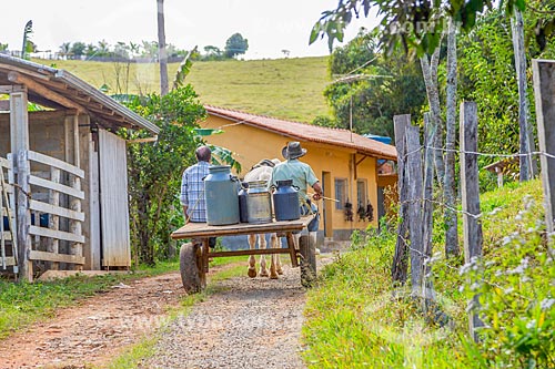  Pequenos pecuaristas levam leite em carroça na zona rural da cidade de Guarani  - Guarani - Minas Gerais (MG) - Brasil