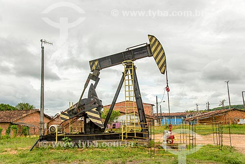  Bomba de vareta de sucção - também conhecida como Cavalo de pau - extraindo petróleo no perímetro urbano da cidade de Riachuelo  - Riachuelo - Sergipe (SE) - Brasil