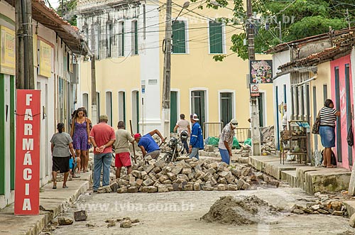  Funcionários assentando paralelepípedos em rua do centro histórico da cidade de Laranjeiras  - Laranjeiras - Sergipe (SE) - Brasil