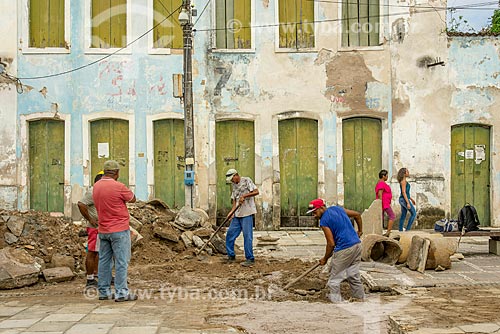  Funcionários assentando paralelepípedos em rua do centro histórico da cidade de Laranjeiras  - Laranjeiras - Sergipe (SE) - Brasil
