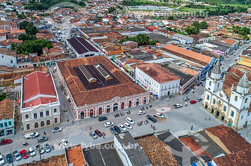  Foto feita com drone do centro histórico da cidade de Penedo com o Mercado Municipal e a Igreja de São Gonçalo Garcia dos Homens Pardos (1759) à direita  - Penedo - Alagoas (AL) - Brasil