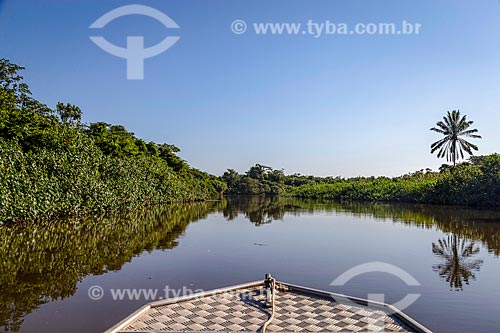  Barco navegando no Rio Macacu - Área de Proteção Ambiental de Guapi-Mirim  - Guapimirim - Rio de Janeiro (RJ) - Brasil