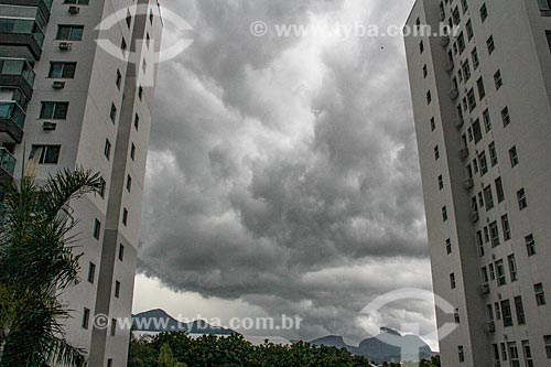  Céu nublado entre prédios do condomínio residencial Rio II  - Rio de Janeiro - Rio de Janeiro (RJ) - Brasil