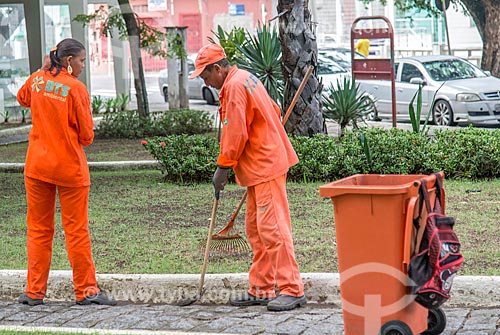  Garis varrendo praça no centro de Aracaju  - Aracaju - Sergipe (SE) - Brasil