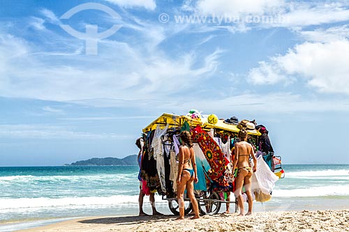  Vendedor ambulante de roupas de banho e cangas na orla da Praia dos Açores  - Florianópolis - Santa Catarina (SC) - Brasil