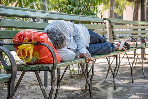  Morador de rua dormindo em banco de praça  - Fortaleza - Ceará (CE) - Brasil