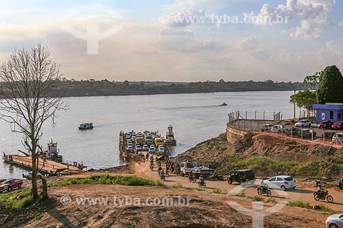  Carros desembarcando de balsa que faz a travessia do Rio Madeira  - Porto Velho - Rondônia (RO) - Brasil