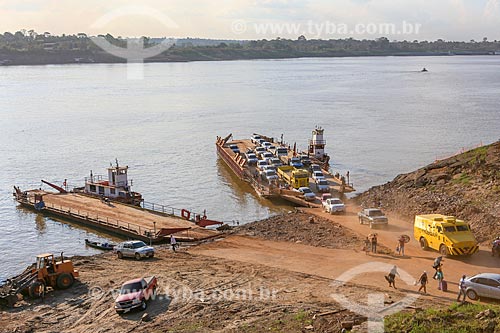  Carros desembarcando de balsa que faz a travessia do Rio Madeira  - Porto Velho - Rondônia (RO) - Brasil