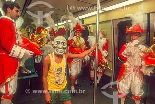  Foliões no metrô indo para desfile de escolas de samba - década de 90  - Rio de Janeiro - Rio de Janeiro (RJ) - Brasil