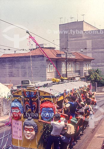  Foliões no bonde de Santa Teresa durante o carnaval - década de 80  - Rio de Janeiro - Rio de Janeiro (RJ) - Brasil