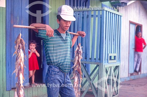  Vendedor ambulante de peixes - década de 90  - Xapuri - Acre (AC) - Brasil