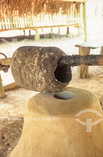  Detalhe de péla de borracha - feitas através do processo de defumação que transforma o látex em borracha - no Parque Ambiental Chico Mendes - década de 2000  - Rio Branco - Acre (AC) - Brasil