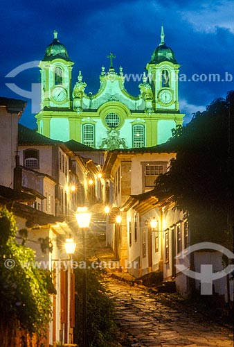  Vista de rua no centro histórico da cidade de Tiradentes com a Igreja Matriz de Santo Antônio (século XVIII) ao fundo - década de 2000  - Tiradentes - Minas Gerais (MG) - Brasil